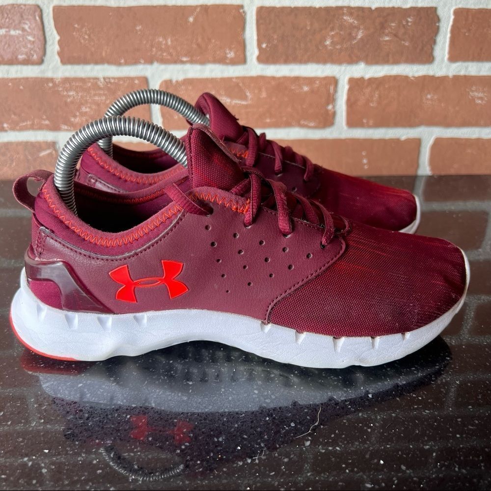 Under Armour Shoes Womens Size 7.5 Athletic Running Shoes Maroon.